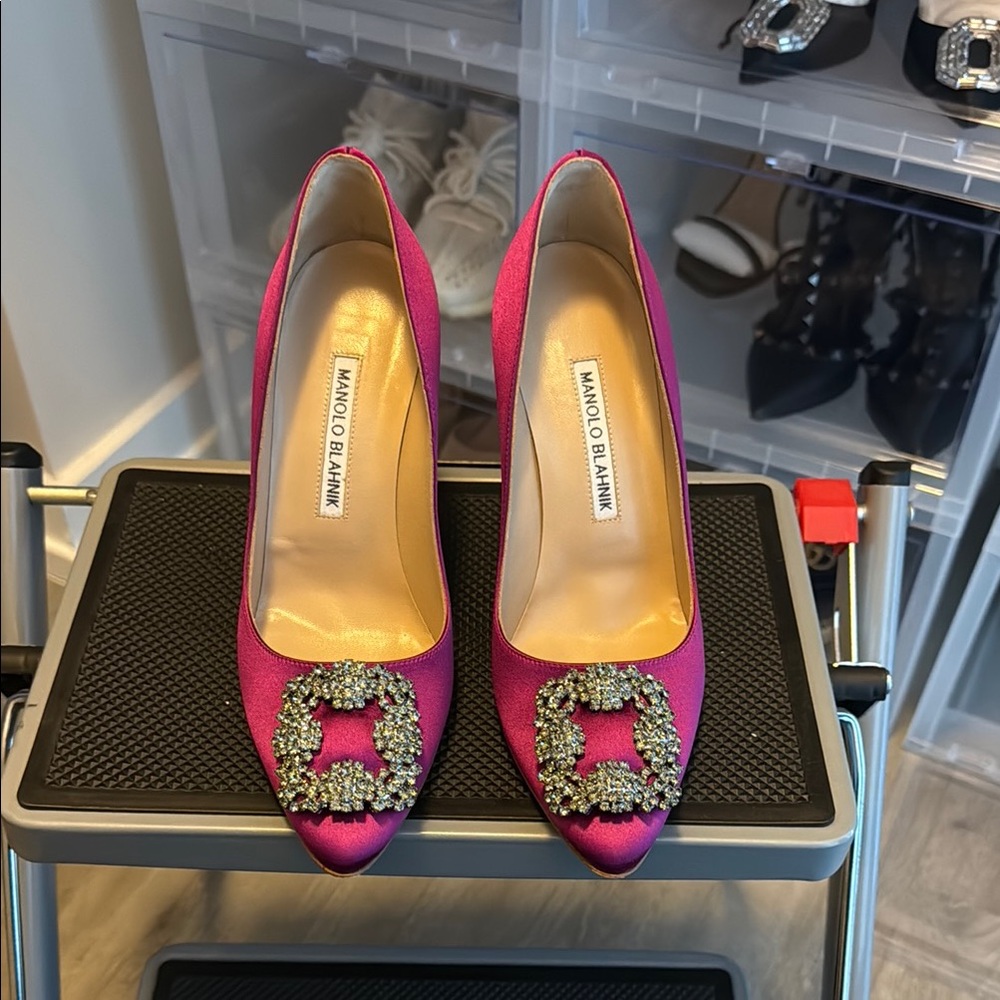 AUTHENTIC Manolo Blahnik Hangisi